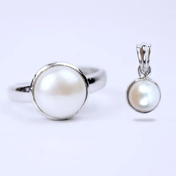 The Birthstone Pearl (اللؤلؤة, Moti)